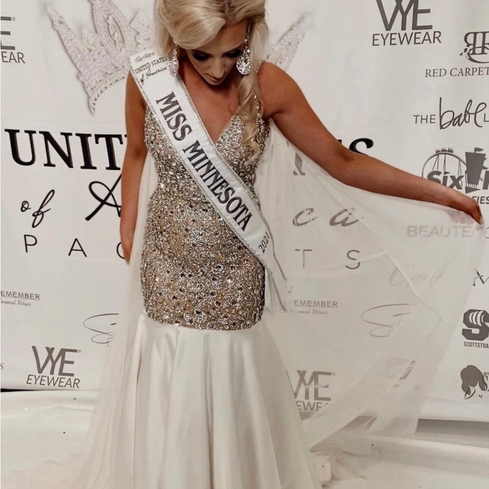 White Miss Minnesota Winning Dress (Size 6)